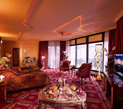 Riverside Royal Hotel