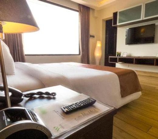 Weston Suites Hotel