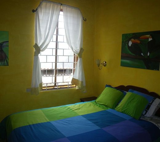 La Casa Amarilla