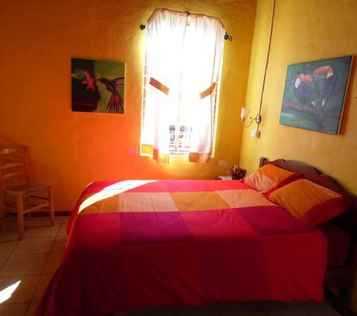 La Casa Amarilla