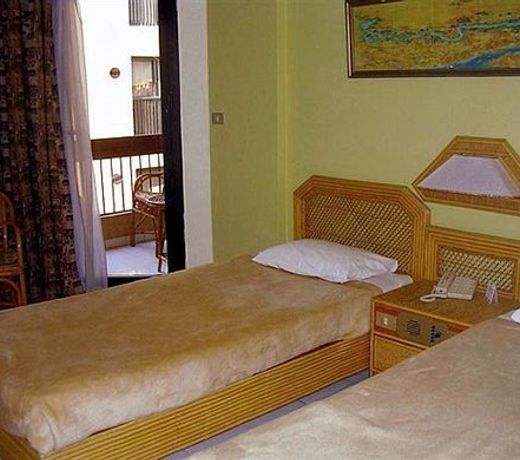 Gaddis Hotel, Suites and Apartments
