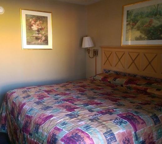 Days Inn & Suites by Wyndham Caseyville