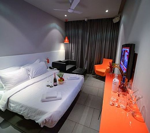 SinQ Party Hotel