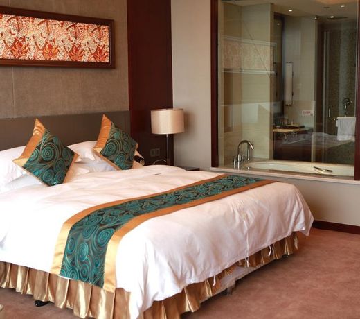 Soluxe Hotel