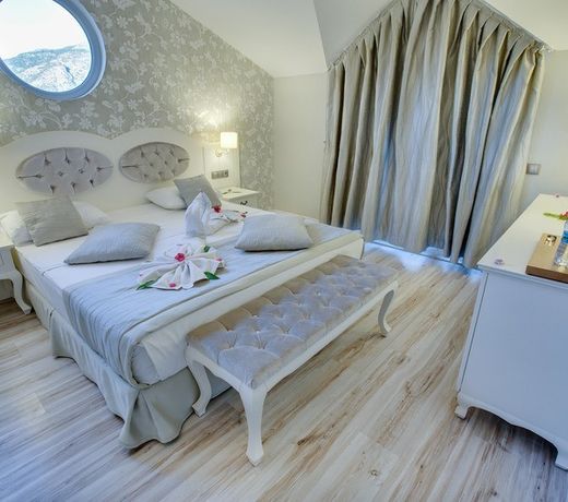 Pinehill Hotel & Suites