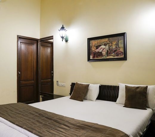 The Colonial Manek Manor