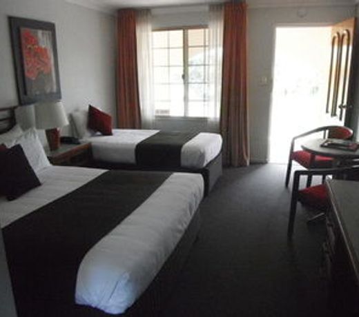 McNevins Warwick Motel