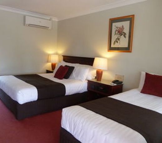 McNevins Warwick Motel