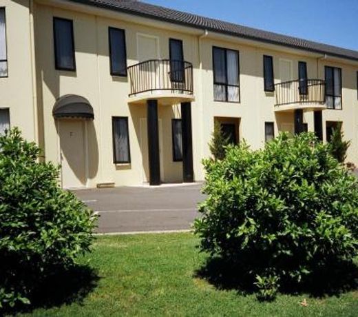 Hopkins House Motel & Apartments