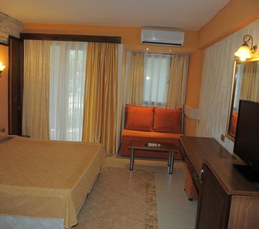 HOLIDAY & LEISURE CLUB