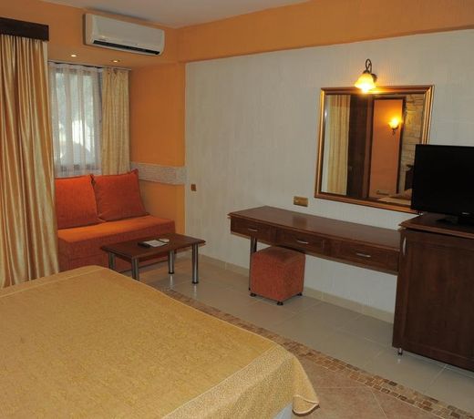 HOLIDAY & LEISURE CLUB