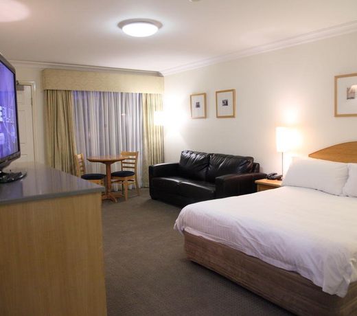 Carlyle Suites & Apartments