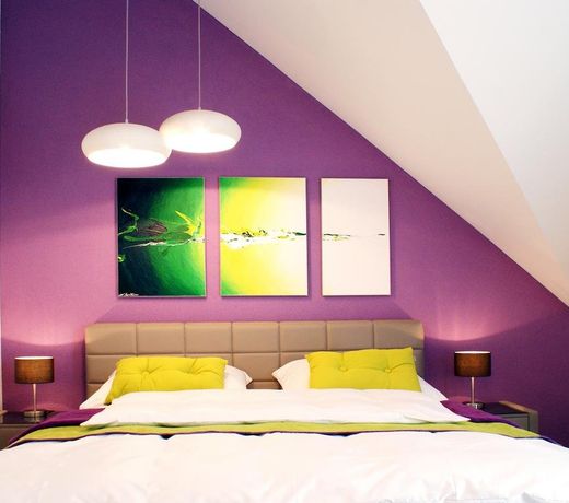 R & J Hotel