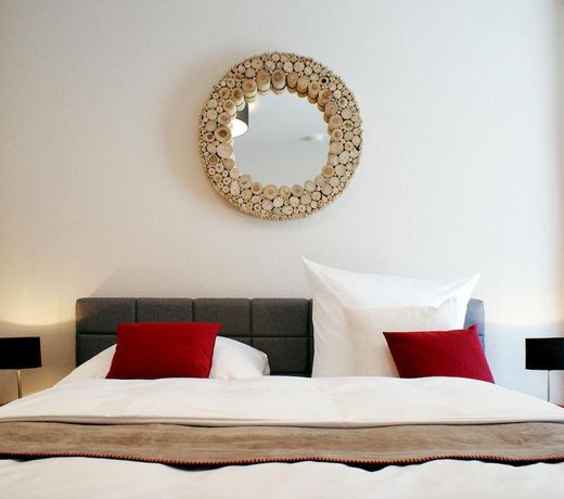 R & J Hotel