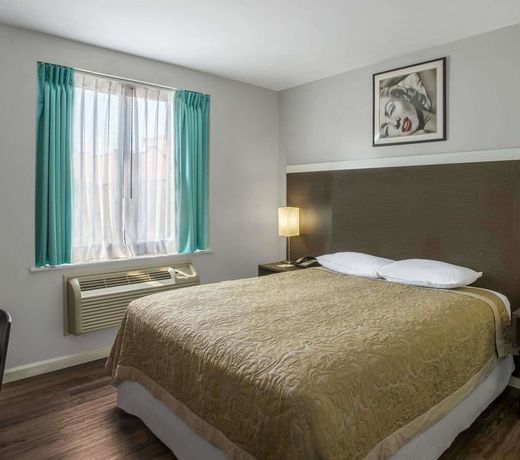 Super 8 by Wyndham Brooklyn / Park Slope Hotel