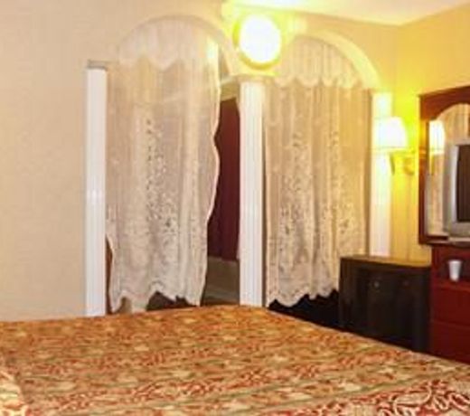 Town House Inn and Suites