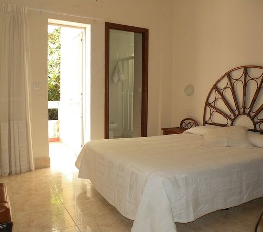 Hotel Rompeolas