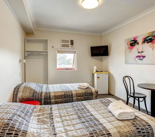 Arena Hotel (formerly Sleep Express Motel)