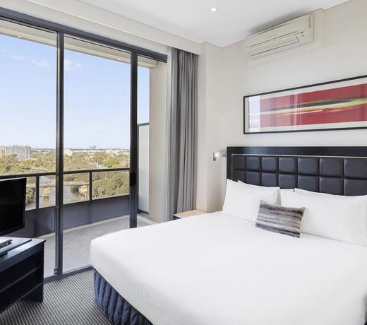 Meriton Suites George Street, Parramatta