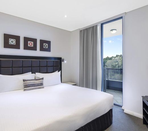 Meriton Suites George Street, Parramatta