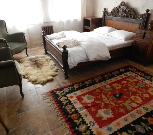 Eagle Cave Inn
