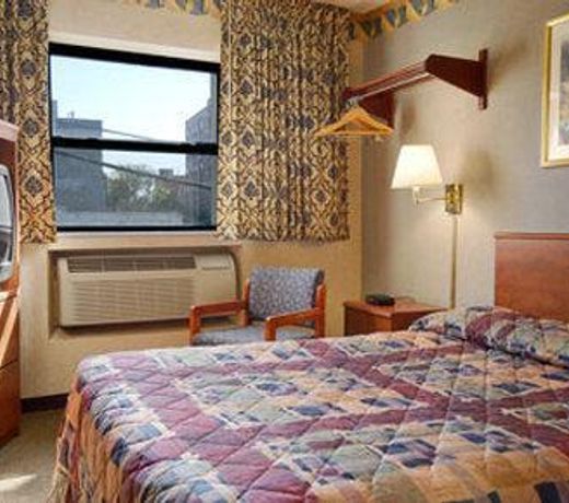 Super 8 by Wyndham Long Island City LGA Hotel