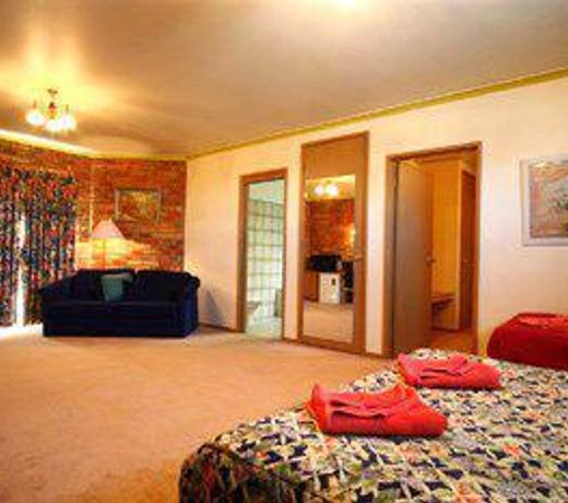 Pines Country Club Motor Inn