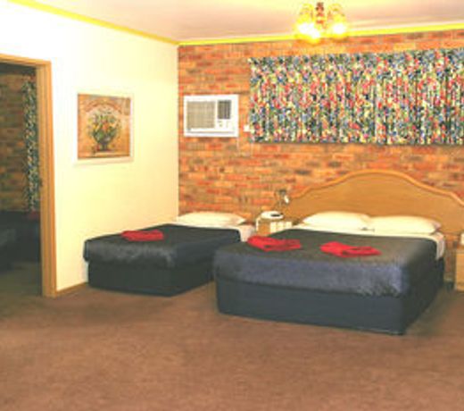 Pines Country Club Motor Inn