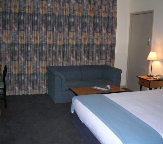 Overlander Hotel Motel