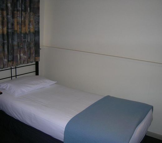 Overlander Hotel Motel
