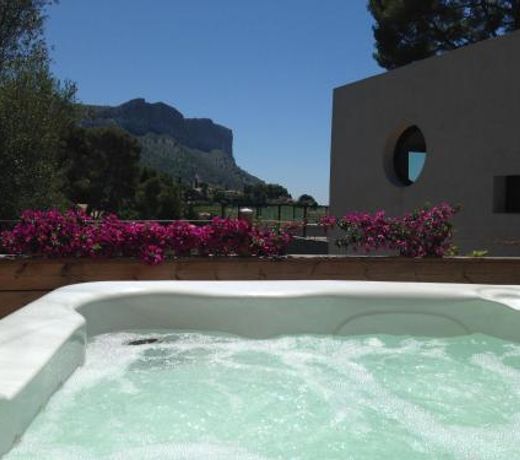 BY Cassis chambre privee dans maison familiale