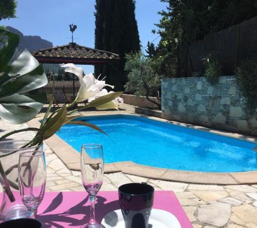 BY Cassis chambre privee dans maison familiale