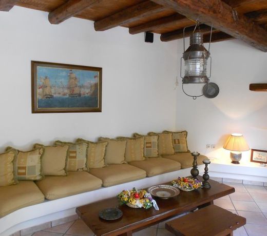 TRADITIONAL RENOVATED FROM 1862 ON 2 LEVELS
