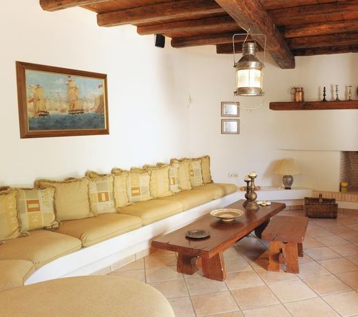 TRADITIONAL RENOVATED FROM 1862 ON 2 LEVELS
