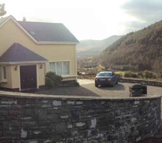Castle View House - Luxury vacation home with Sea Views on the Ring of Kerry- Excellent Location -Glenbeigh village 5 minute walk - Rossbeigh Beach-5 minute drive - Dooks Golf Course 10 minute drive - Fast WiFi- Gas BBQ