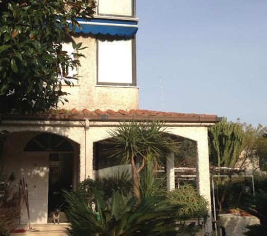 Houseland Rome's Beach