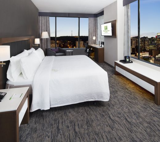 Holiday Inn Hotel & Suites - Montreal Centre-ville Ouest, an IHG Hotel