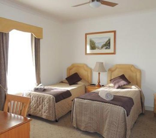Ross Riverview Motel