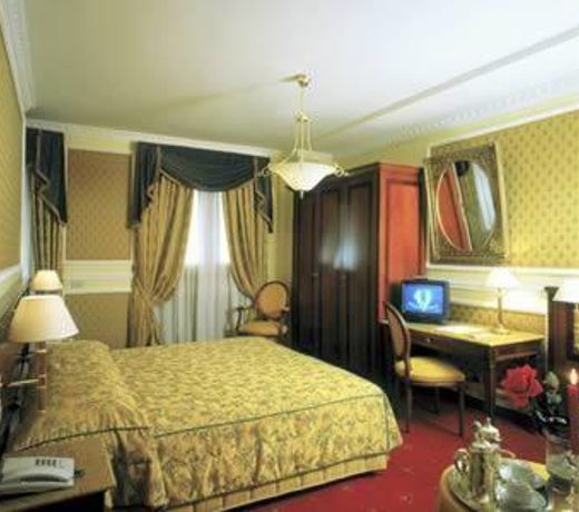 CHAMPAGNE GARDEN HOTEL