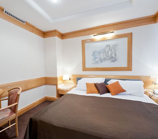 Hotel White