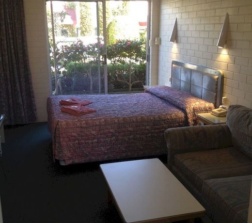 Crest Motor Inn