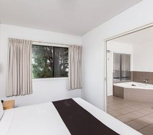 Majestic Oasis Apartments