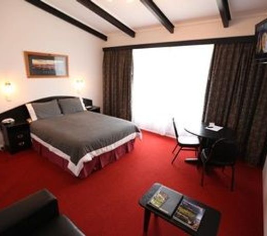 The Fox and Hounds Historic Hotel