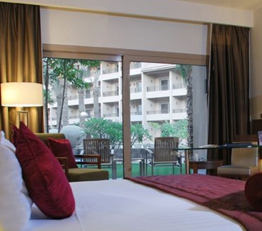 Dusit Thani LakeView Cairo