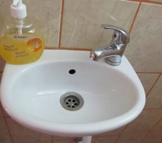 UBYTOVÃNÃ KMONÃ?KOVI