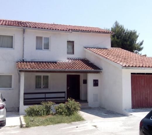Apartments and rooms Camelia
