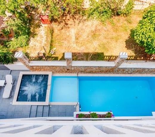 Alexis Hotel