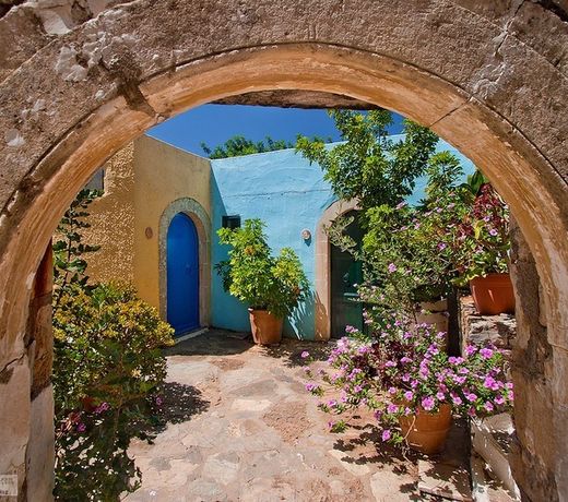 Arolithos Traditional Village Hotel