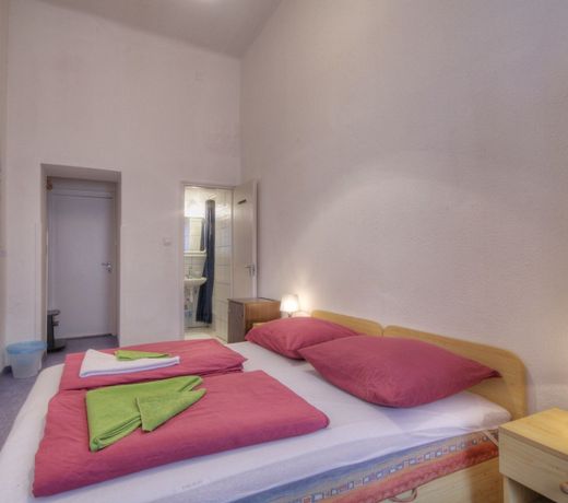 Opera Guesthouse & apartments