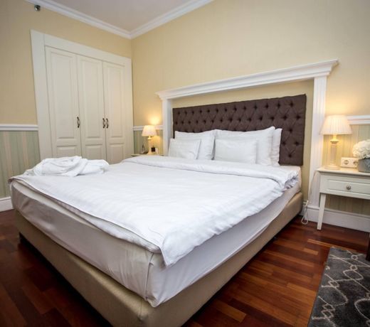 Queen's Court Hotel & Residence